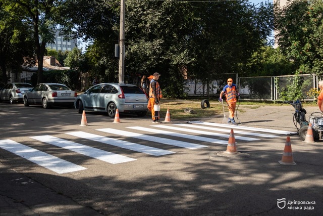 У Дніпрі продовжують оновлювати пішохідні переходи біля шкіл