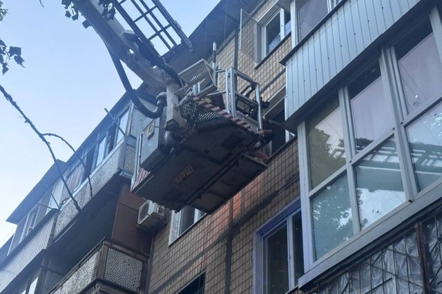 Сначала подумали, что хочет прыгнуть: житель Кривого Рога застрял на балконе, спасая котенка