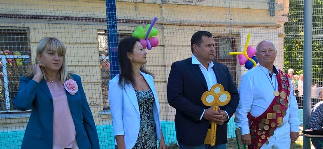 Мэр Днепра на школьной линейке забил гол