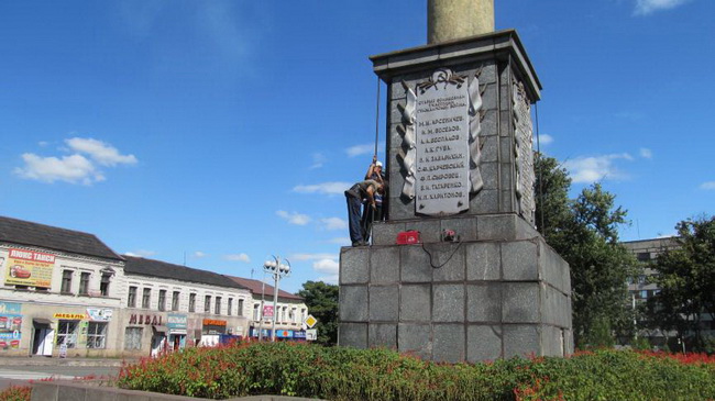 В Каменском реставрировали пьедестал Прометея