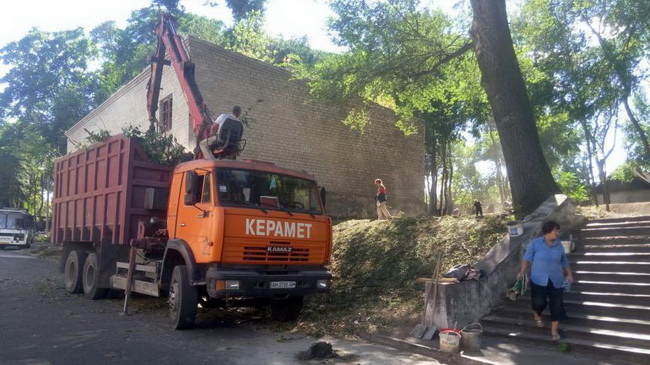 Сквер за дворцом культуры им. Горького в Каменском преображается