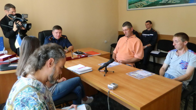 Кам’янські рятувальники нагородили двох сміливих та небайдужих чоловіків за порятунок дітей під час пожежі