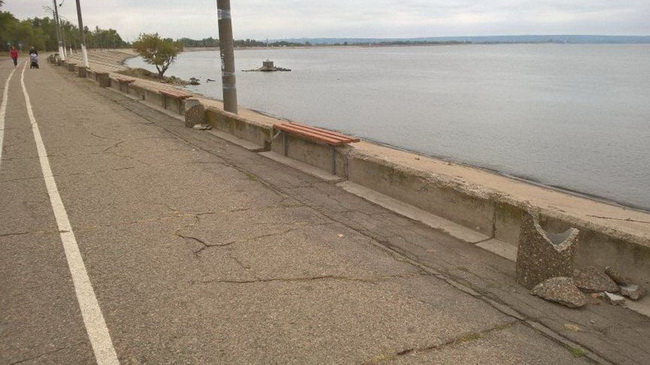 В Каменском вандалы бьют урны и воруют дорожные знаки