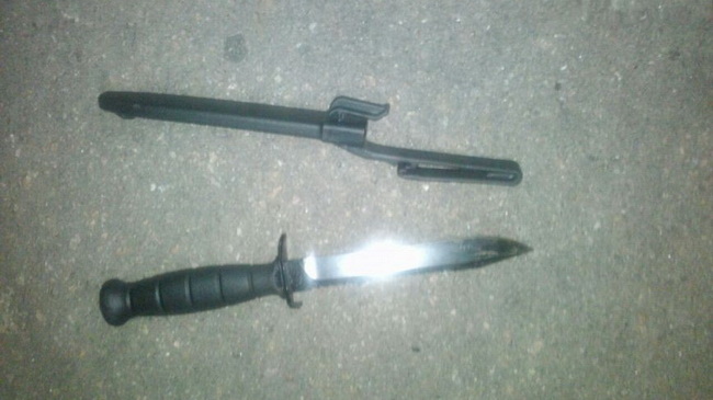 На левобережье Каменского задержан мужчина, угрожавший ножом своим оппонентам