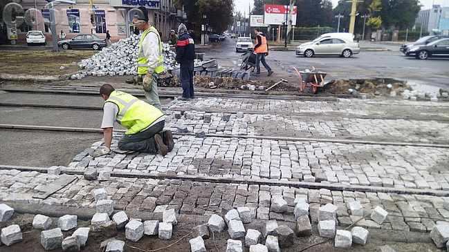 На Майдане Героев в Каменском укладывают брусчатку