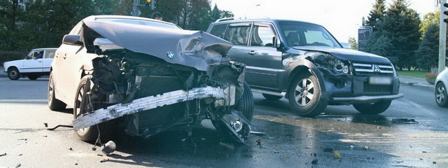 На набережной столкнулись BMW и Mitsubishi