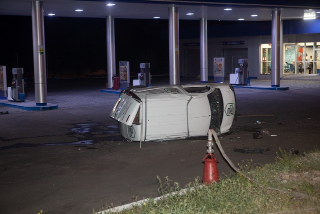 В Днепре Renault вылетел с моста на автозаправку «Авиас» и перевернулся