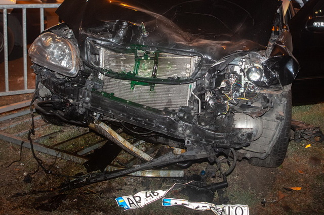 В Днепре напротив Terra Mercedes въехал в Toyota: водителя забрала скорая