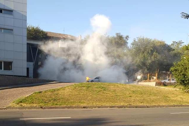 В Каменском горел автомобиль, в котором находились женщина и ребенок