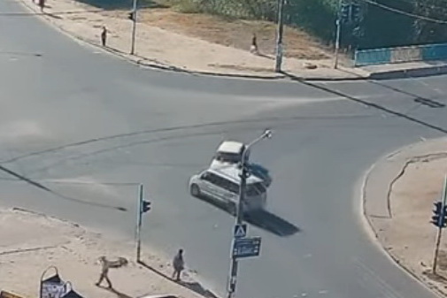 На левобережье Каменского столкнулись два автомобиля