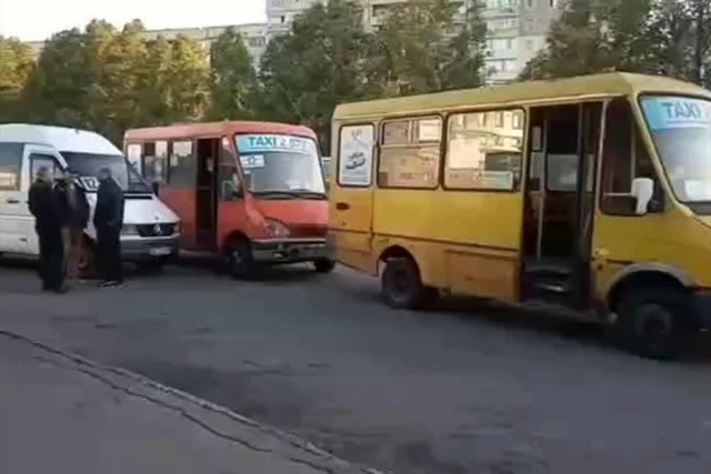 В Каменском старые «Газели» блокируют новые Mercedes на маршруте №12