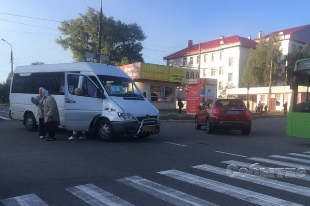 В Каменском столкнулись маршрутка и Fiat