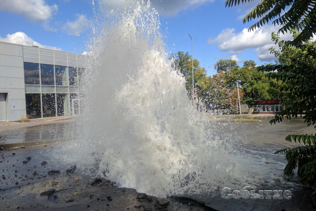 В Каменском зафонтанировал проспект Аношкина