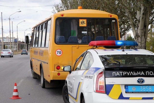 В Днепре на Донецком шоссе школьный автобус с детьми сбил мужчину