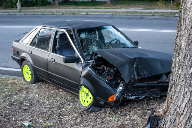 В Днепре Ford влетел в дерево: пострадала девушка