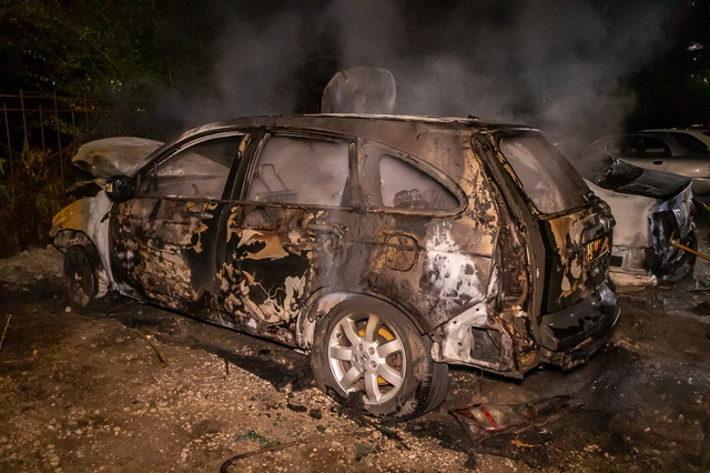 В Днепре на ж/м Красный Камень дотла сгорели два автомобиля