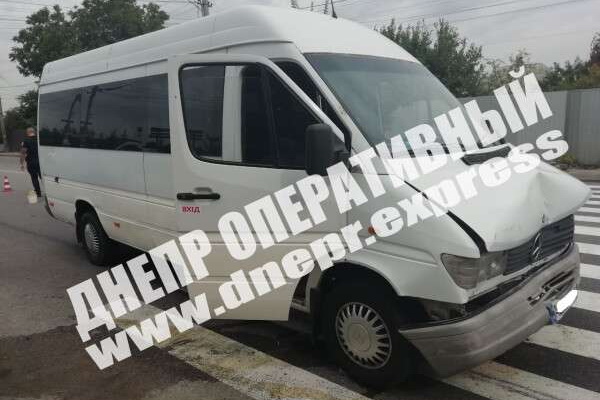 В Днепре на Передовой Mercedes врезался в Honda: пострадала женщина