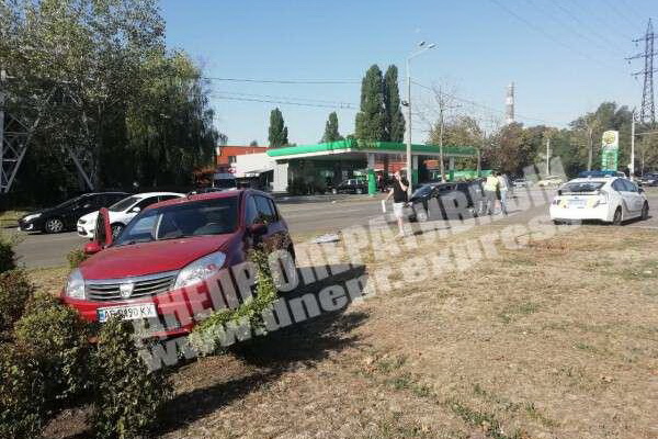 В Днепре возле Амурского моста Renault «влетел» в Daewoo (момент ДТП)