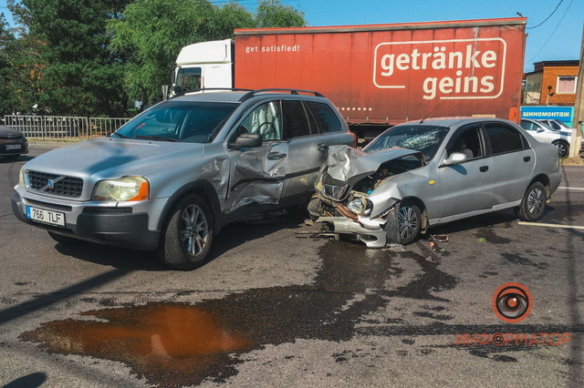 В Днепре у заправки «Юкон» столкнулись Daewoo и Volvo: пострадал мужчина (момент ДТП)