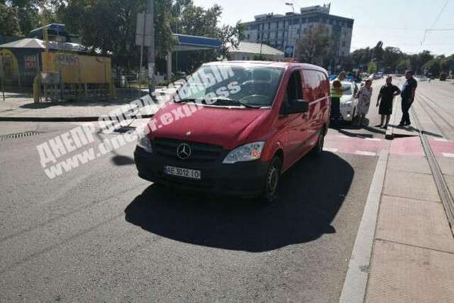 В Днепре возле Славянки Mercedes сбил 15-летнюю девочку на «зебре»: пострадавшую госпитализировали