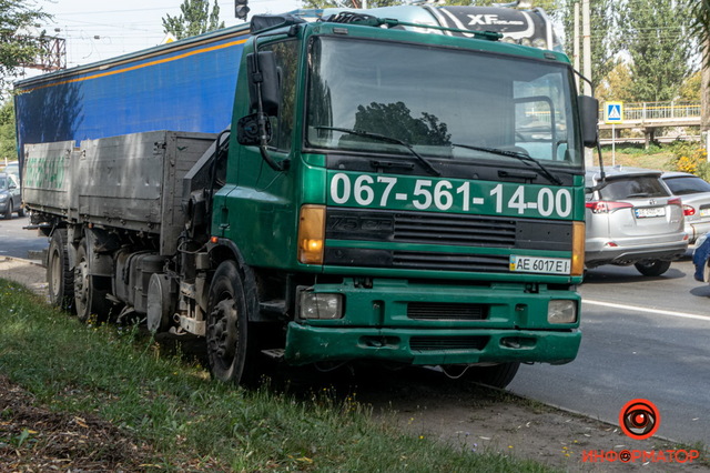 В Днепре на улице Каруны столкнулись грузовик и Mazda: образовалась пробка