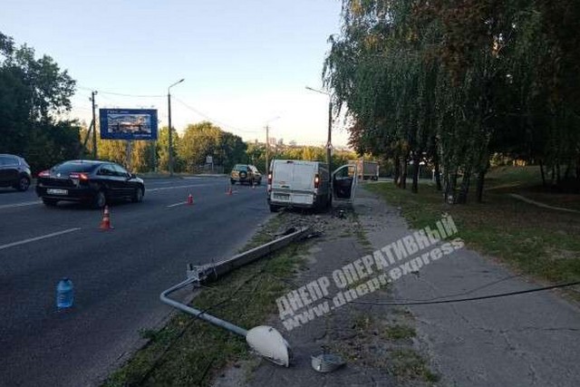 В Днепре на Космической микроавтобус вылетел на обочину и снес столб