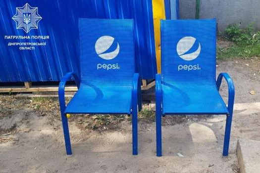 В Днепре из кафе в парке супружеская пара стащила стулья