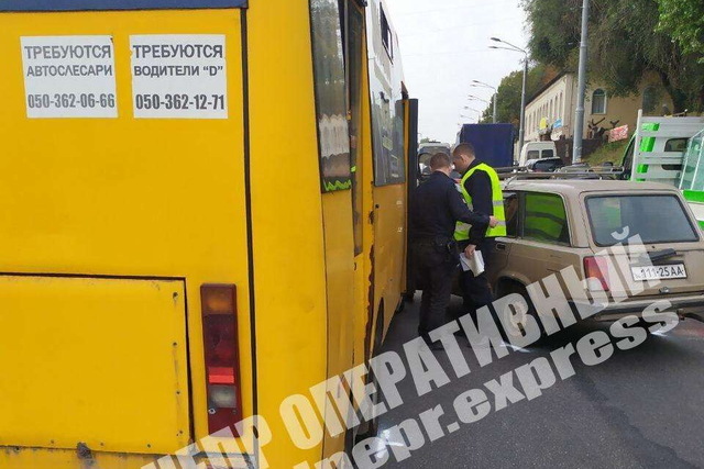 В Днепре на Курчатова ВАЗ столкнулся с маршруткой