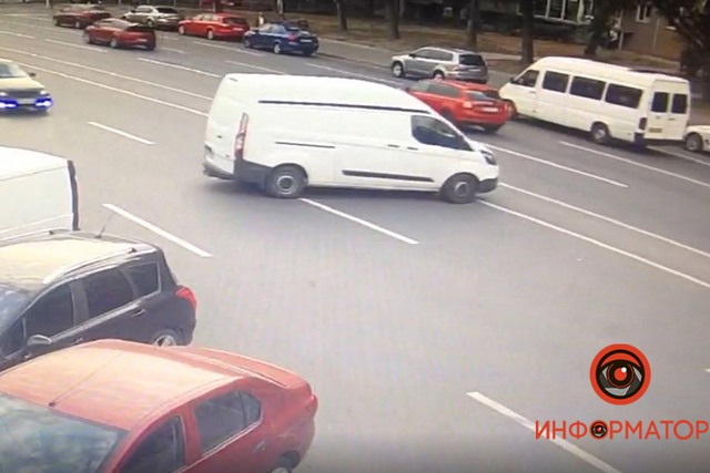 В Днепре на проспекте Героев Ford без водителя катался по проезжей части: видео момента