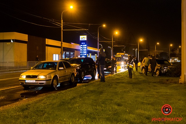 В Днепре перед Кайдакским мостом столкнулись четыре автомобиля: Nissan вынесло на газон