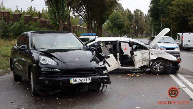 В Днепре на Криворожской столкнулись Porsche и Volkswagen: пострадали трое человек