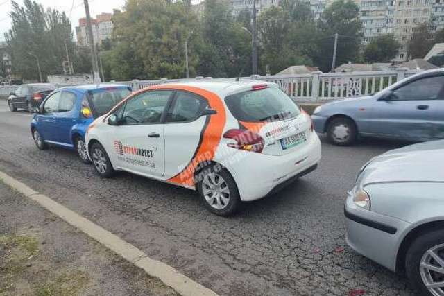 В Днепре на Слобожанском проспекте произошло ДТП с четырьмя авто: образовалась огромная пробка