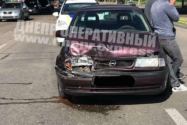 Закончился бензин: в Днепре на Набережной Заводской Opel врезался в такси Uklon