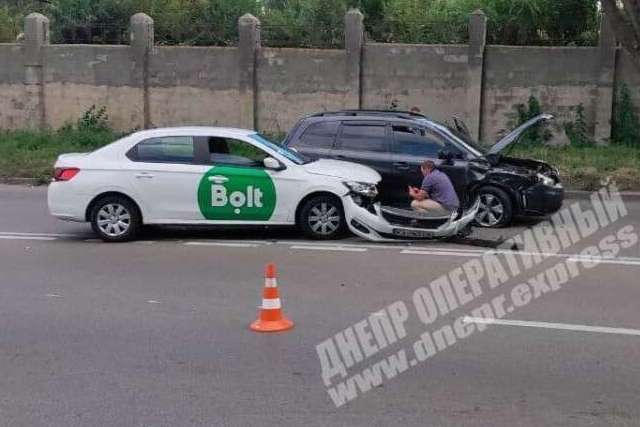 В Днепре на Криворожской такси Bolt столкнулось с Subaru