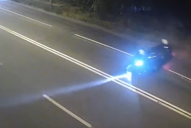 В Днепре на Набережной Победы Daewoo дважды врезался в Ford и скрылся: видео момента