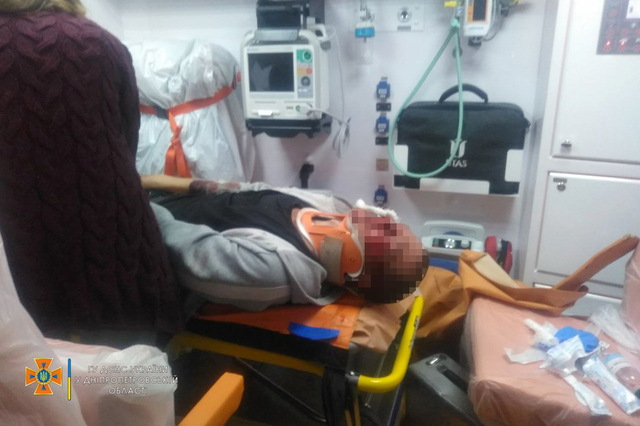 На трассе на Каменское столкнулись два ВАЗа, одного из водителей доставали с помощью гидравлического инструмента