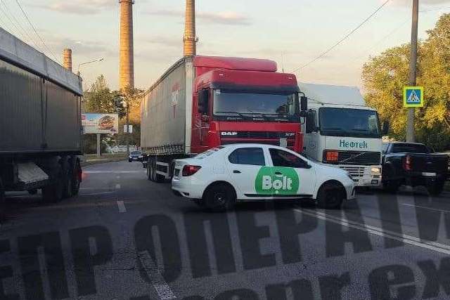 В Днепре на Космической фура врезалась в такси Bolt