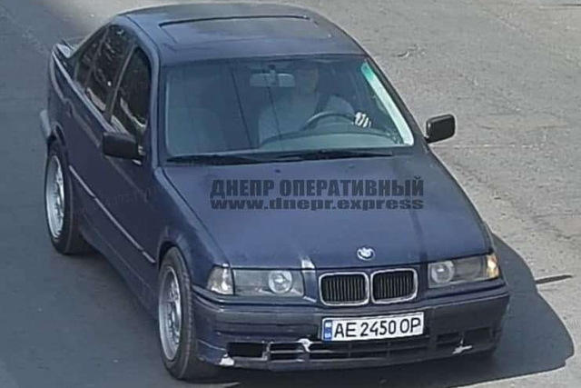 В Днепре на Калиновой водитель BMW врезался в киоск и уехал: видео момента ДТП