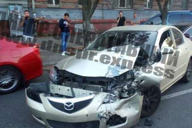 В Днепре на Сичеславской Набережной Mazda врезалась в Ford
