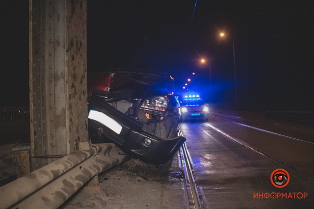 В Днепре на Амурском мосту Hyundai влетел в опору