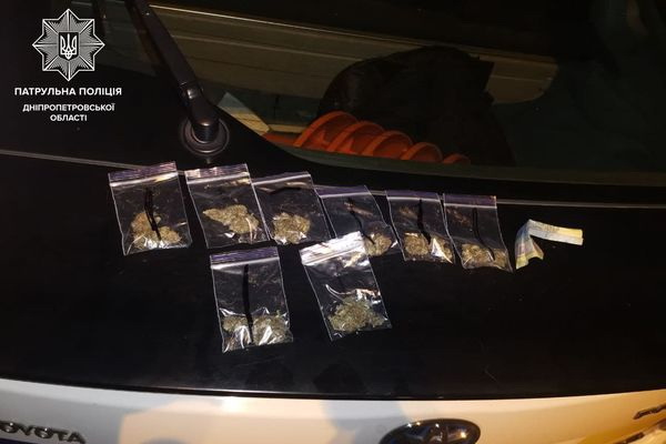 8 слип-пакетов с наркотиками обнаружили патрульные у водителя электросамоката