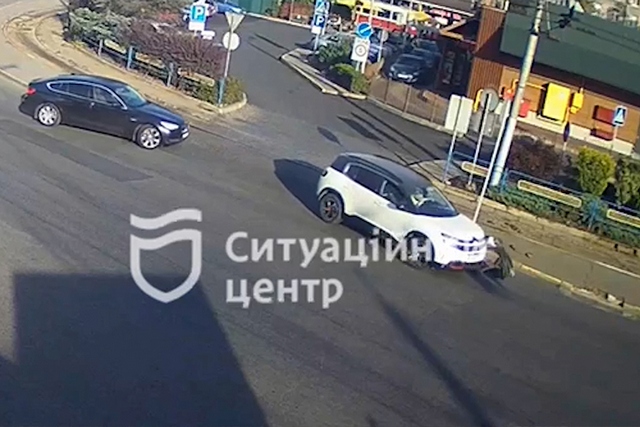 В Днепре на Старомостовой площади женщина попала под колеса Citroen