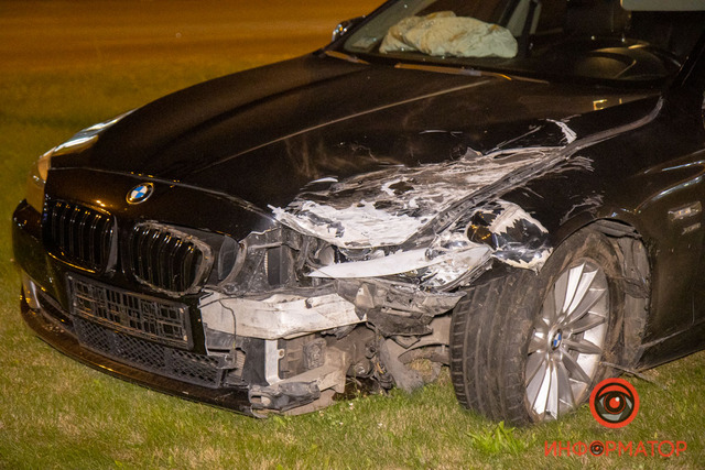 В Днепре на съезде с Кайдакского моста BMW врезался в Hyundai: обе машины вылетели в кювет (видео момента)