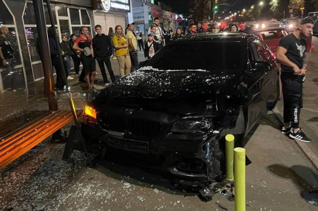 В Кривом Роге водитель BMW влетел в остановку: его друзья избили прохожего