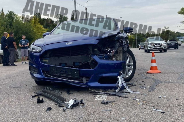 На выезде из Днепра столкнулись Daewoo и Ford, есть пострадавшая