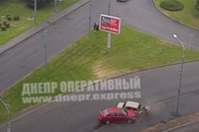 В Днепре ВАЗ вылетел через газон и врезался в Mitsubishi