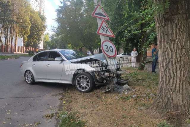 В Днепре на Кедрина BMW сильно разогнался и влетел в столб