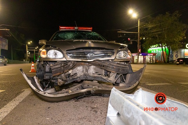 В Днепре возле Mcdonalds на Набережной Заводской Daewoo охранной службы врезался в отбойник