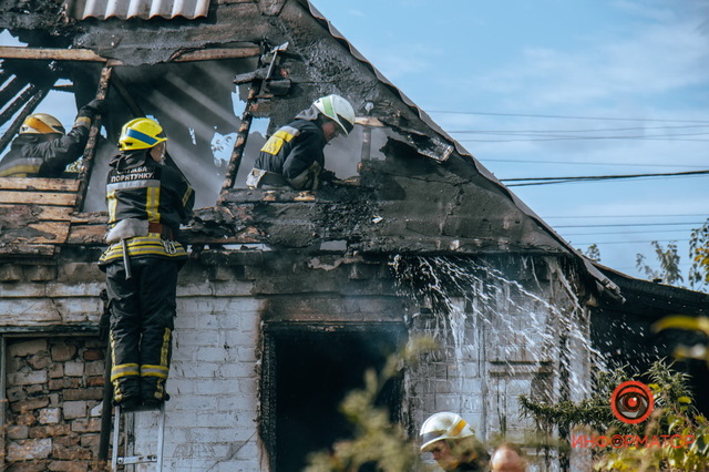 В Днепре на Кемеровской горел заброшенный дом