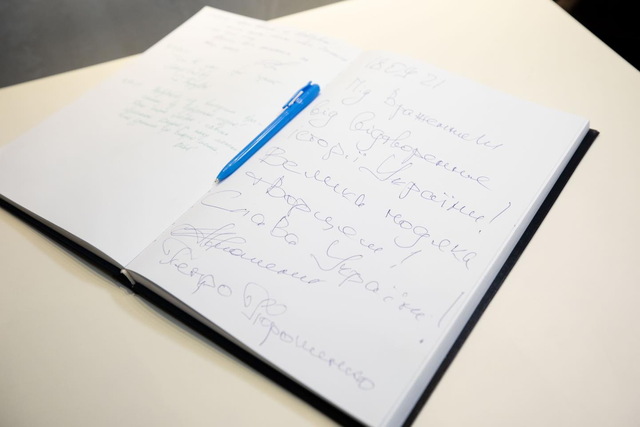 Петр Порошенко посетил Музей истории Днепра и подарил старинный план города